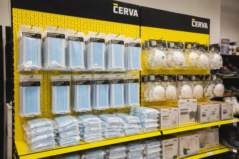 Regál s ochrannými rouškami a respirátory v prodejně ELPE