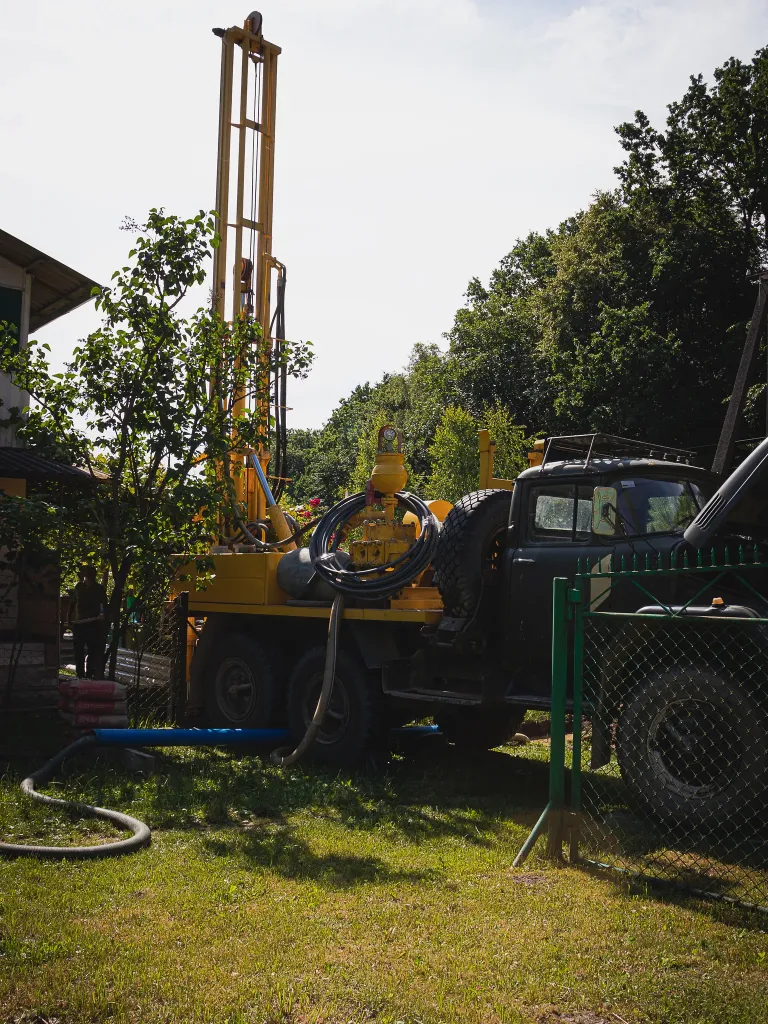 Vrtná souprava provádí vrt pro tepelné čerpadlo země-voda na pozemku rodinného domu