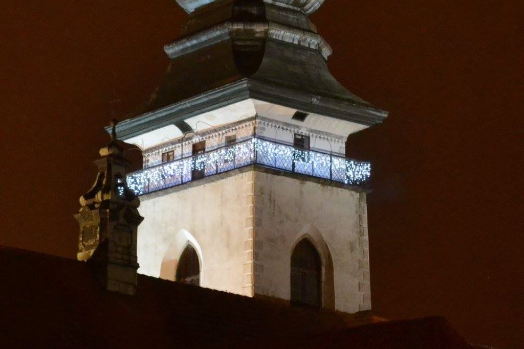 Světelné rampouchy na římse historické věže