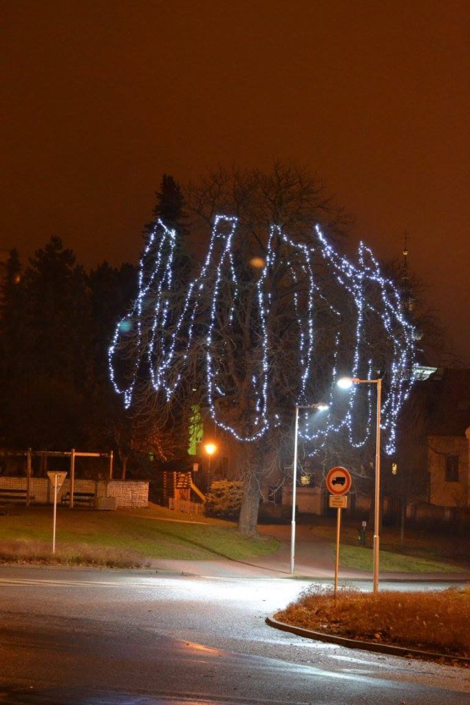 Strom ověšený svislými světelnými řetězy