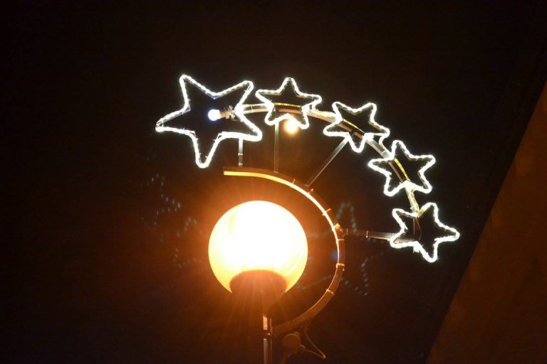 Světelný motiv s hvězdami na pouliční lampě